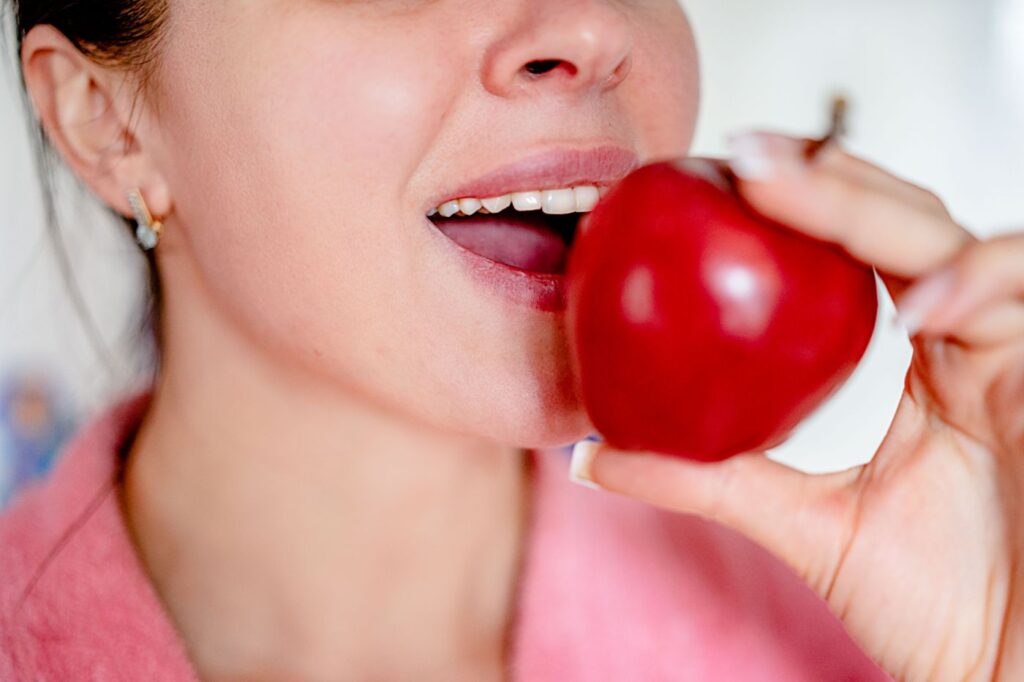 Pain on releasing the bite, rather than on pressing down, suggests a crack