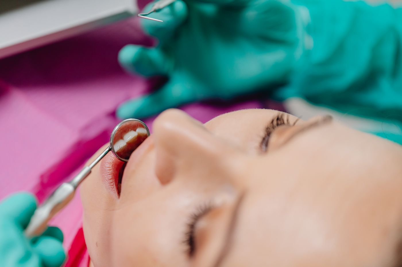 An endodontist checking which cusp reproduces the pain on biting
