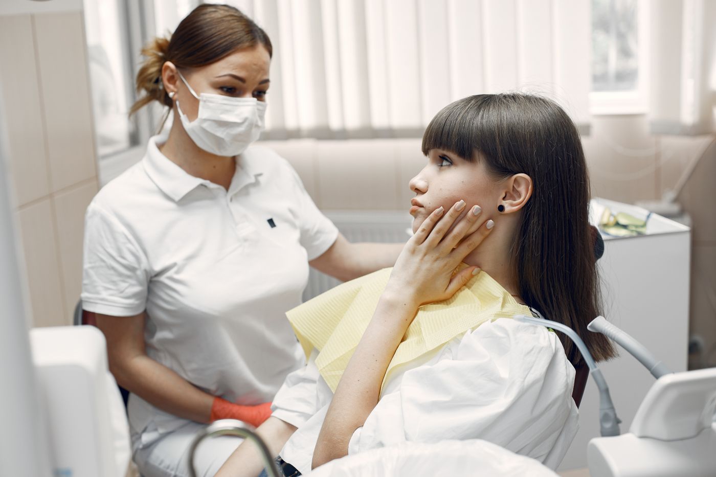 Facial swelling alongside tooth pain is an emergency warning sign
