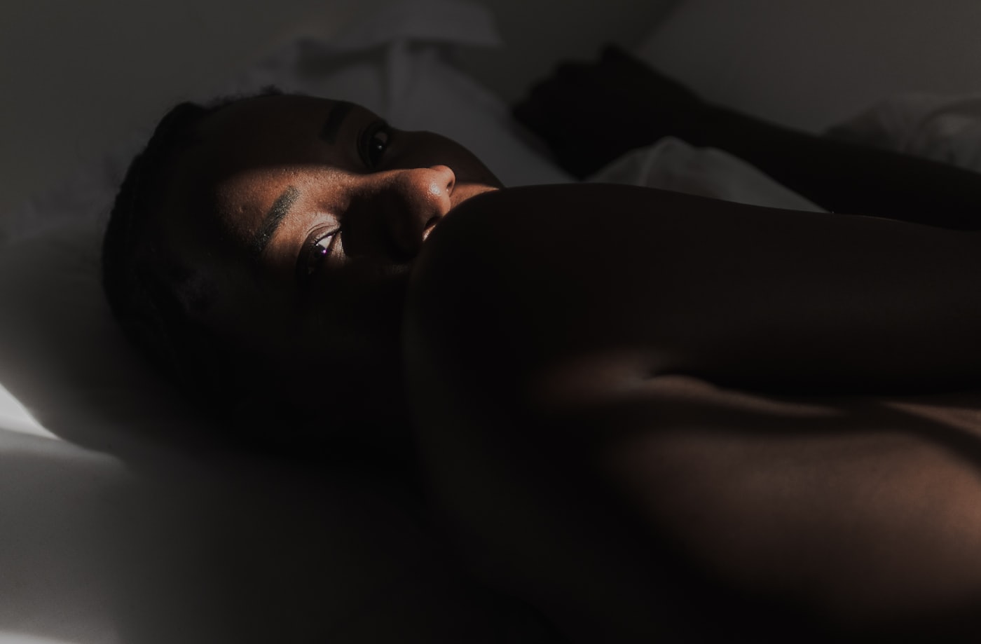 Throbbing tooth pain that wakes you at night is a red-flag symptom